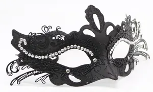 Dettaglio maschera da masquerade nera, strass squisiti e design scavato per feste.