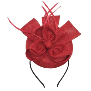 Detalle accesorio pelo fascinator pluma roja, elegante lazo de red y plumas delicadas.