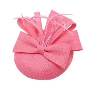 Roze fascinator hoed met strik en veren voor vrouwen bruiloft cocktail feest hoofddeksel