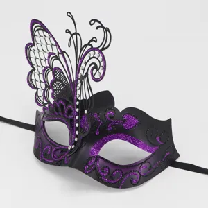 Detalle de la máscara negra y morada con filigrana de mariposa y pedrería brillante.