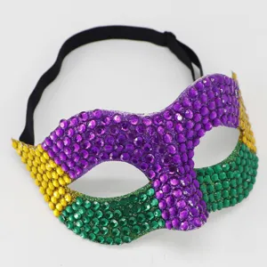 Detalle en primer plano de la máscara de mascarada brillante con pedrería de colores vivos.