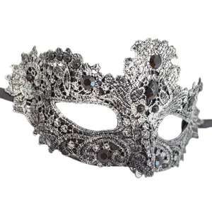 Detail van zilveren zwarte kanten masker, elegant strass ontwerp voor feest en kostuum.