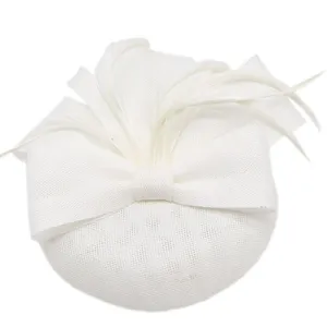 Witte fascinator hoed met strik en veren voor dames, elegante cocktailparty bruiloft hoofdtooi.