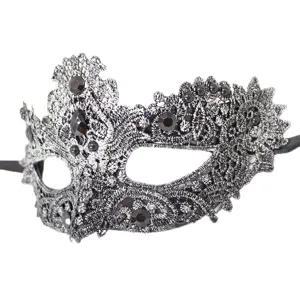 Prachtige zilveren kant maskerade masker met donkere strass steentjes voor feest en cosplay.