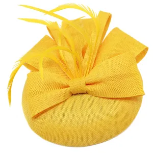 Elegante gele fascinator hoed met strik en veren voor dames, ideaal voor bruiloften en feestjes.
