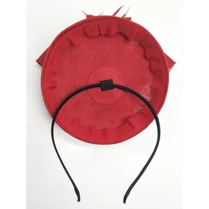 Vista detallada del sombrero fascinador de pluma roja mostrando estructura y diadema negra.
