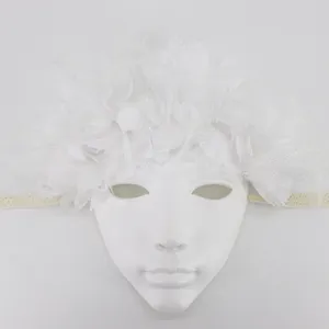 Nahaufnahme der weißen Maskerade-Maske mit zarten Federn, Spitze und Blumen für Partys.