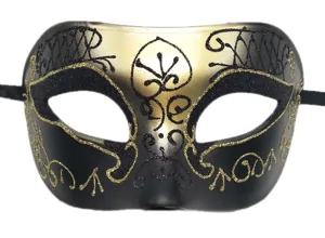Gedetailleerde close-up van het zwart-gouden glinsterende masker voor feestjes.