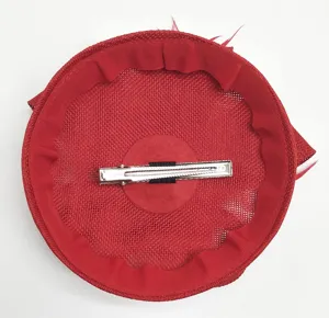 Primer plano del reverso de la pinza para el pelo fascinator roja, estructura de red.