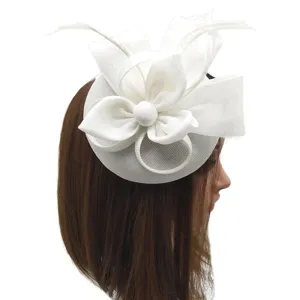 Vista detallada del sombrero fascinator blanco, elegante flor de malla y plumas para fiesta de bodas.