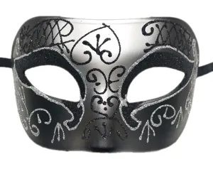 Gedetailleerd aanzicht van het zwart-zilveren masker met glitter kanten patronen voor feest.