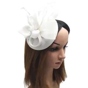 Vista detallada fascinador pluma blanca, malla fina y diseño elegante para sombrero de fiesta.