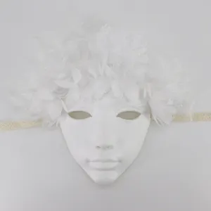 Weißes Maskenballmasken Detail mit feinen weißen Federn, Spitze und floralen Dekors.