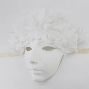 Weisse Masken-Detail, elegantes Blumen-Feder-Design, perfekt für Halloween-Party und Kostümshow.