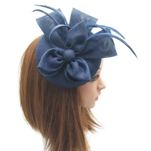 Elegante sombrero fascinator azul con flor de malla y plumas para fiesta boda.