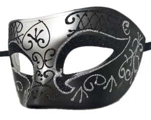 Gedetailleerde close-up van het zwart-zilveren masker met glitterende kanten patronen.