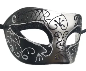 Prachtig zwart-zilveren masker voor verkleedpartijen met glinsterende patronen.