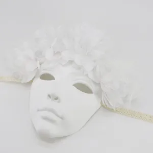 Weiße Maskenball Maske mit Blumen und Spitzen, ideal für Halloween und Kostüm Partys.