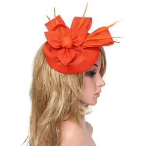 Tocado fascinator naranja con plumas delicadas y lazo floral, ideal para bodas y fiestas.