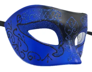 Detailweergave van het blauw zwarte masker voor verkleedpartij met glitters voor feest en carnaval.
