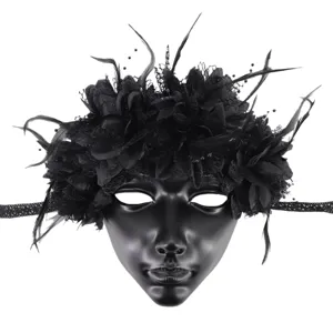 Detailansicht der schwarzen Maskerade Maske mit Blumenfeder Spitze fuer Halloween Party.