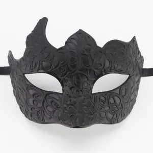 Macroweergave van de complexe wijnstokpatroontextuur op een matzwart masker.
