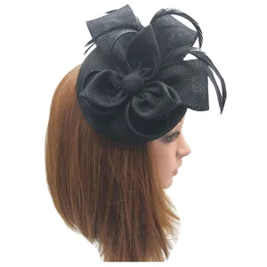 Elegante sombrero fascinator negro de malla con plumas, accesorio para cabello de fiesta.
