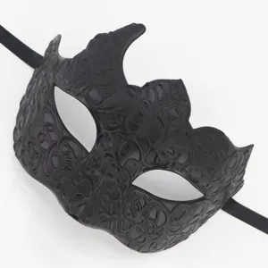 Detailopname van matzwart maskeradmasker met ingewikkelde reliëf-wijnstokken