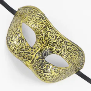 Detailopname van het gouden wijnstokpatroon op een vintage gemaskerd balmasker man