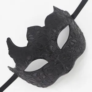 Macrodetail van het ingewikkelde retro wijnstokpatroon op een zwart gemaskerd masker.