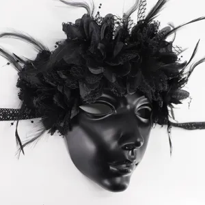 Schwarze Maskenballmaske mit Spitzenblumen und Federn fuer Halloween Kostuempartys.