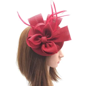 Vista detallada sombrero fascinator rojo, elegante diseño de plumas y malla para fiestas.
