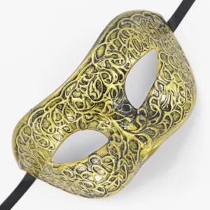 Gedetailleerde close-up van antiek gouden maskerademasker met verfijnde wijnstokpatronen