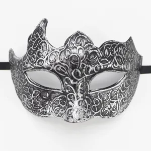Detailopname van antiek zilveren wijnstokpatroon op een heren gemaskerd bal masker