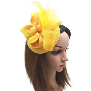 Elegante sombrero fascinator amarillo con plumas, perfecto para bodas, fiestas y cócteles.