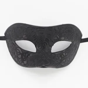 Gedetailleerde macroweergave van de zwarte filigraan wijnstokpatronen op het masker