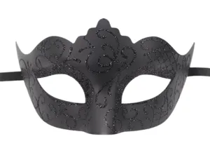 Primer plano detalle de la hermosa máscara de carnaval negra con motivos de purpurina y banda.