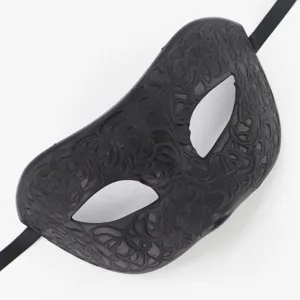 Gedetailleerd beeld van een zwart masker met reliëf van wijnranken voor themafeesten.