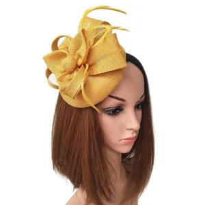 Vista detallada del elegante sombrero fascinator amarillo, mostrando textura de malla y plumas.
