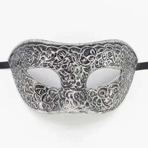 Gedetailleerde weergave van een zilveren vintage maskerade masker met ingewikkeld rankenpatroon