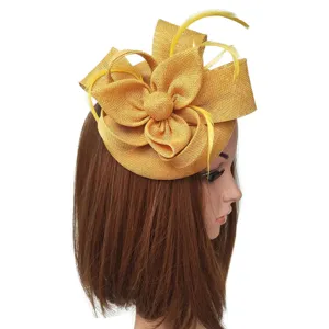 Elegante sombrero fascinator amarillo con plumas, perfecto para bodas y cócteles.