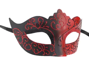 Vista detallada de máscara de mascarada negra y roja con patrones de filigrana brillante.