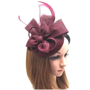 Sombrero fascinator burdeos con lazo de malla y plumas para mujeres boda fiesta cóctel.