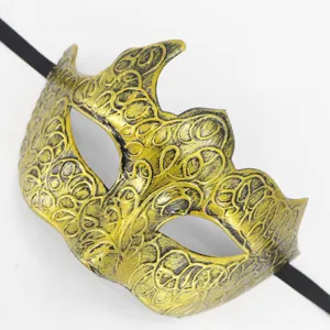 Gedetailleerde weergave van een antiek gouden masker met een sierlijk vlechtpatroon
