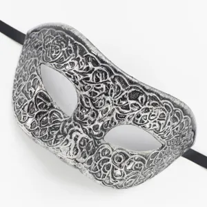 Detailopname van antiek zilveren maskeradmasker met ingewikkelde wijnstokpatronen