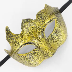 Macro detailopname van de ingewikkelde antieke gouden rankpatronen op dit masker