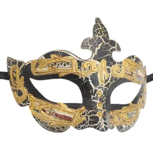 Gedetailleerd uitzicht op vintage Venetiaans masker met zwart gouden craquelé en muziekart.