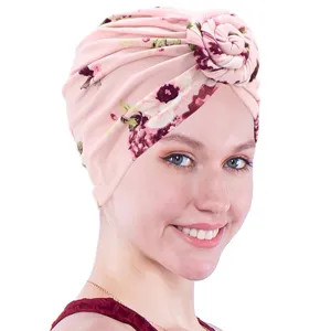 Vista detallada del gorro turbante floral rosa, tela suave con detalle de nudo.