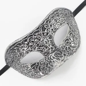 Gedetailleerd overzicht van antiek zilveren masker met ingewikkeld wijnstokpatroon
