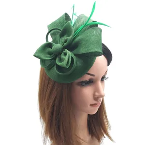 Elegante sombrero fascinator verde con flor de malla y pluma para fiestas y bodas elegantes.